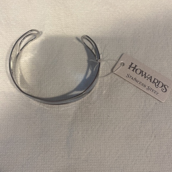 Howard’s new without price tag cuff bracelet - Picture 2 of 4